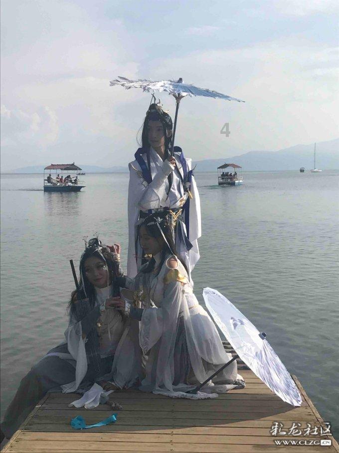 “小孩子玩起来一不小心就摔倒在狗猫屎上,真是见鬼了……”草坪上这块“文明办”手写提醒牌,是谁挂的?